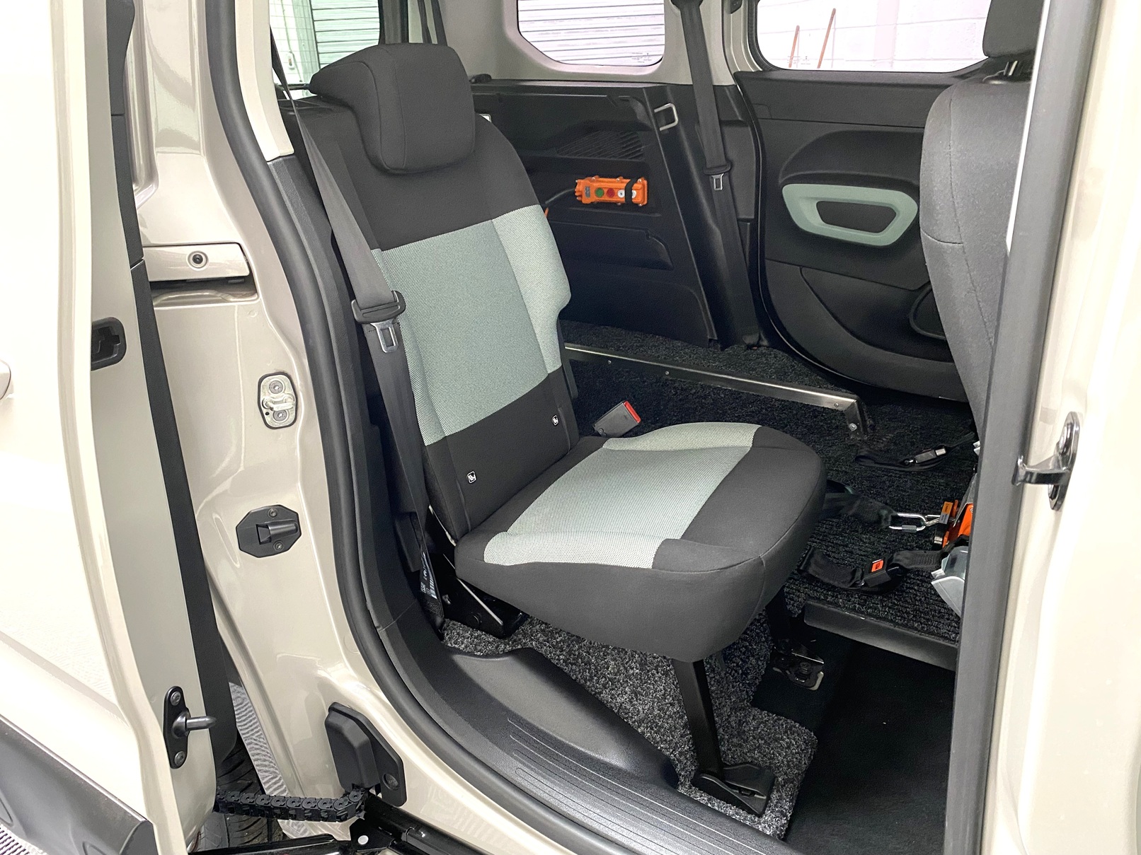 Citroen Berlingo Automatic WAV Vehicle NG69 VPL (11) Used WAV Automatic Citroen Berlingo 3 Seat Disabled Access WAV Cars For Sale Bristol Wheelchair Accessible Vehicles Used For Sale Somerset Devon Dorset Bath NG69 VPL 11