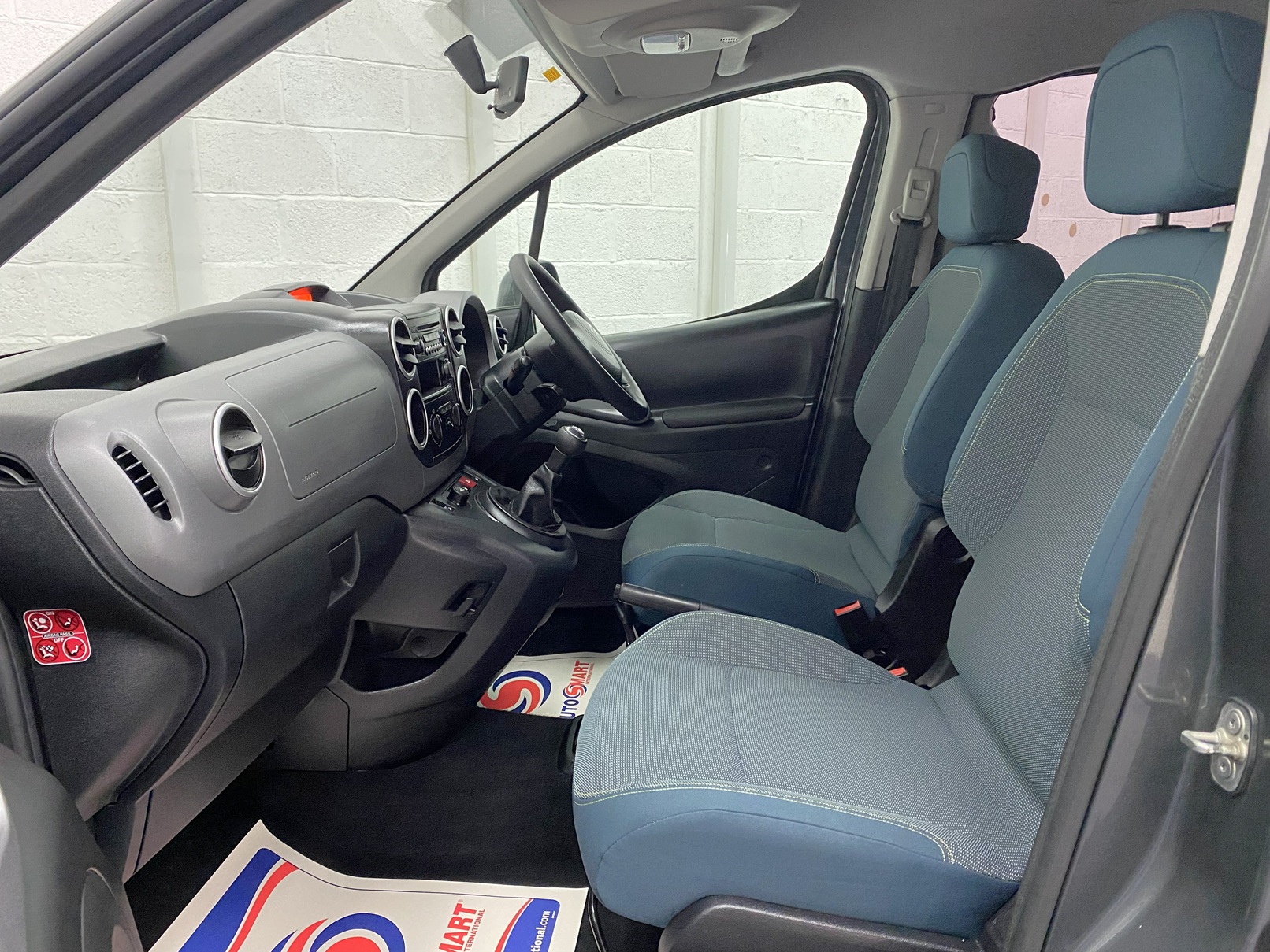 Front seats on a wheelchair accessible vehicle Citroen Berlingo NK68 AYF 16