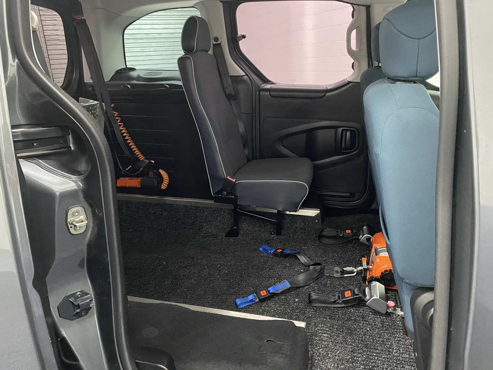 The rear single seat of a wheelchair accessible Citroen Berlingo Nk68 AYF 19