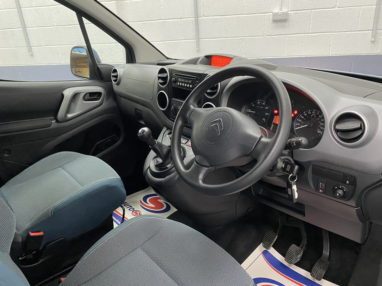 2018 Citroen Berlingo - Dashboard and steering wheel. NK68 BEU