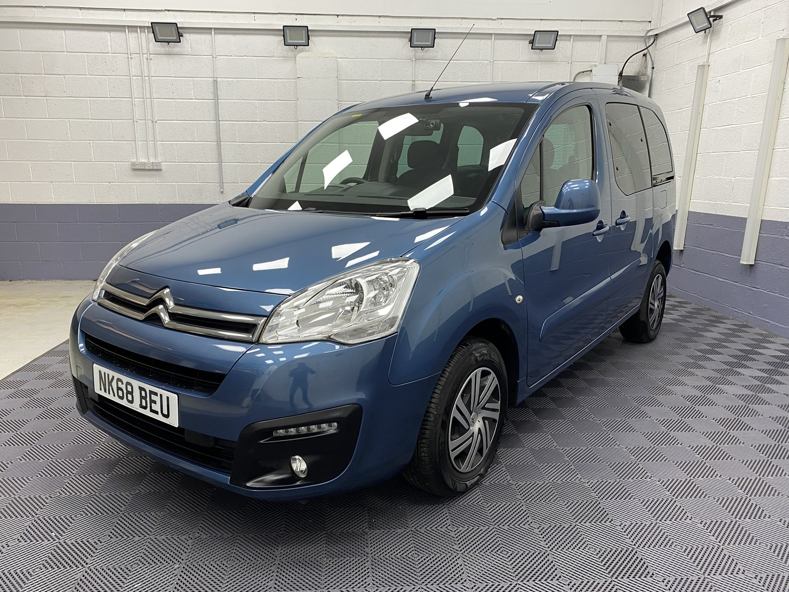 2018 Citroen Berlingo - nearside front three quarter view. NK68 BEU