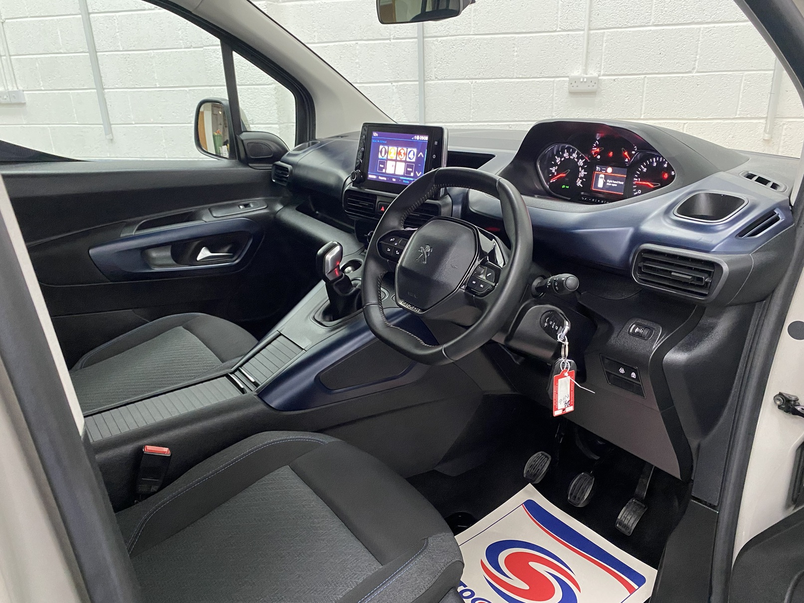 2020 Peugeot Rifter steering wheelchair and drivers side dsahboard SF70 KNX