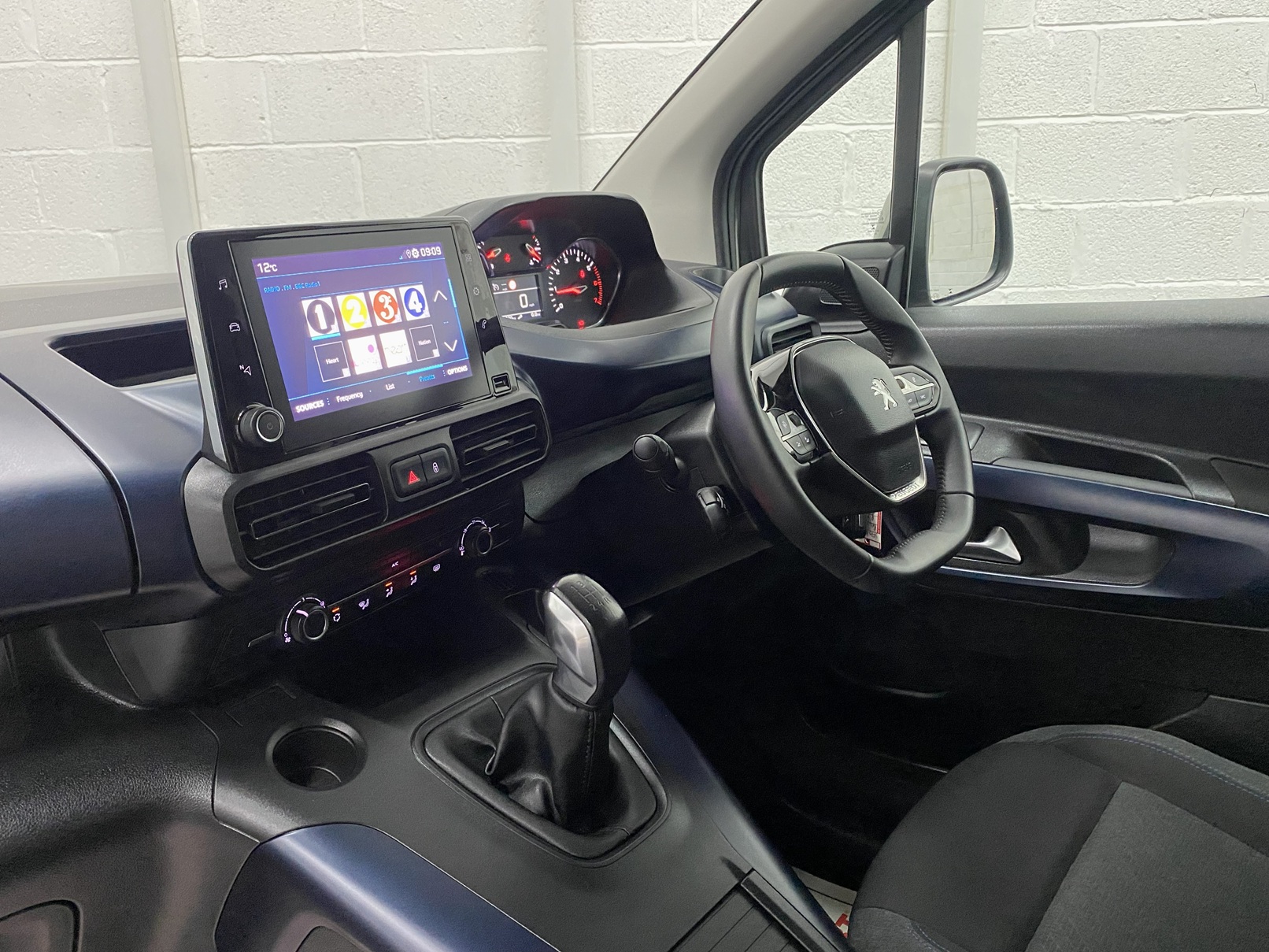 2020 Peugeot Rifter 8in touch screen and air conditioning controls. SF70 KNX