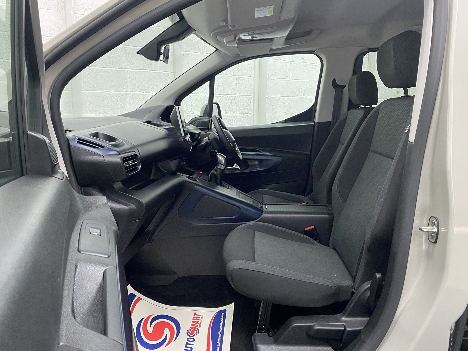 2020 Peugeot Rifter front seats in grey upholstery SF70 KNX