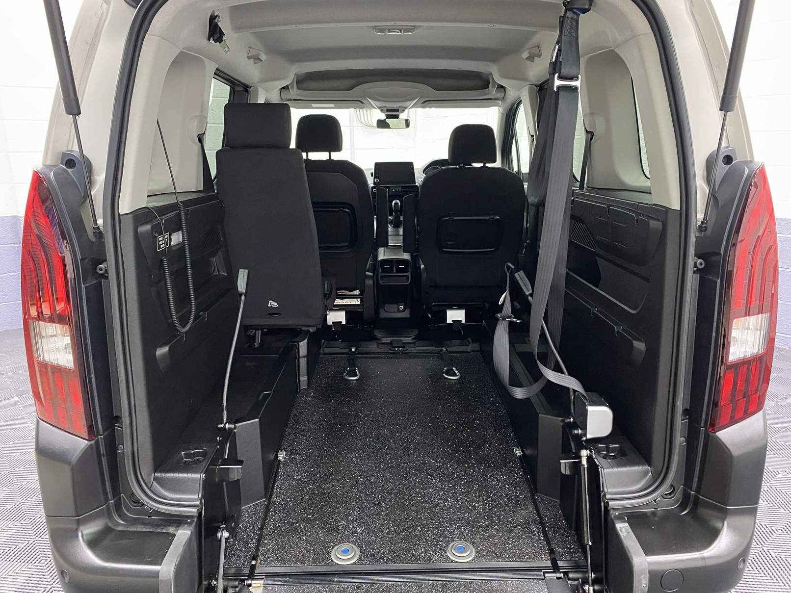 2020 Peugeot Rifter WAV wheelchair space and lowered rear floor section SF70 KNX