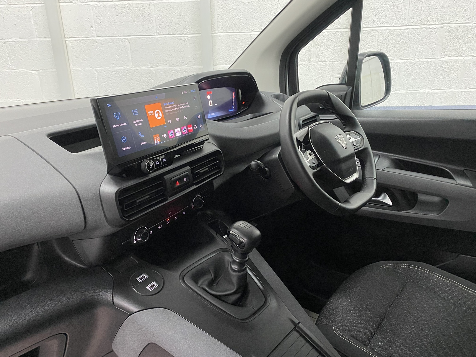 2025 Peugeot Rifter display screen and gear stick SC74 XAO