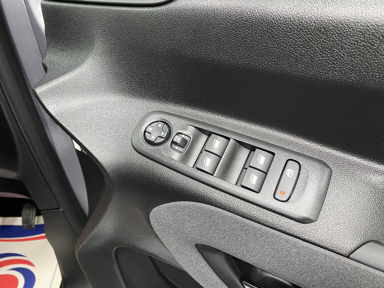 2025 Peugeot Rifter electric window control buttons on drivers door SC74 XAO