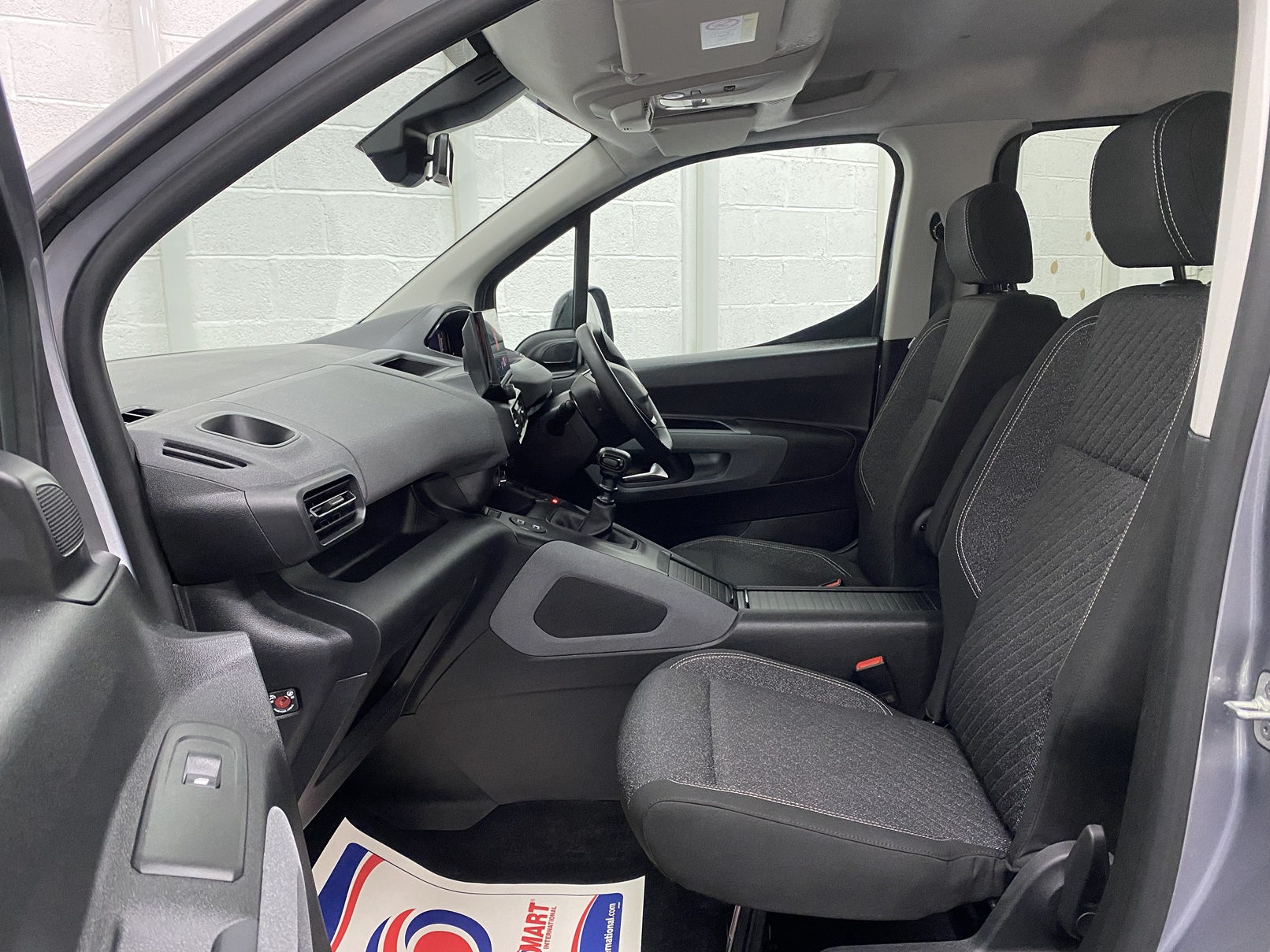 2025 Peugeot Rifter front seats and dashboard from passenger side SC74 XAO