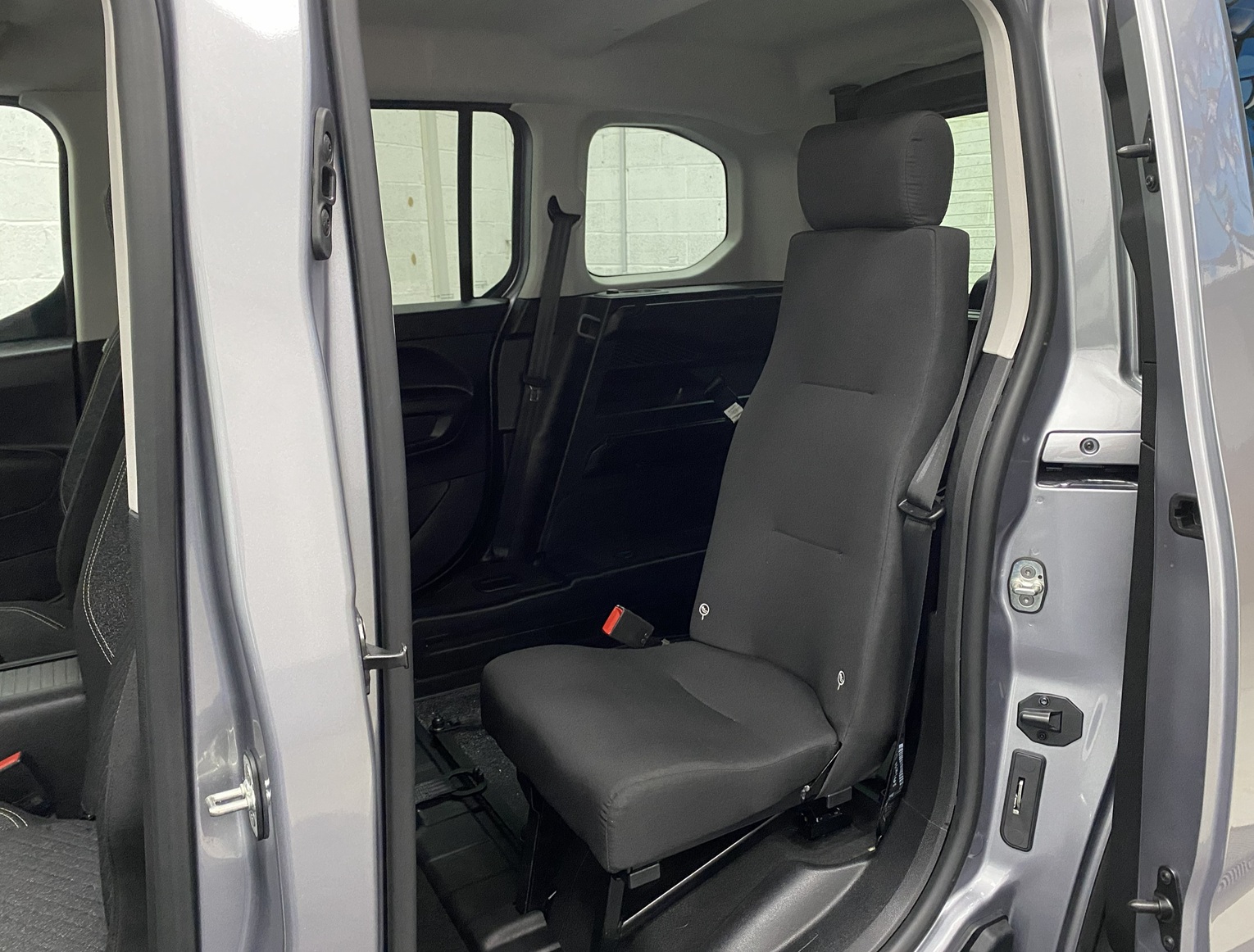2025 wheelchair accessible Peugeot Rifter single rear seat that is on the passenger side of the vehcile SC74 XAO