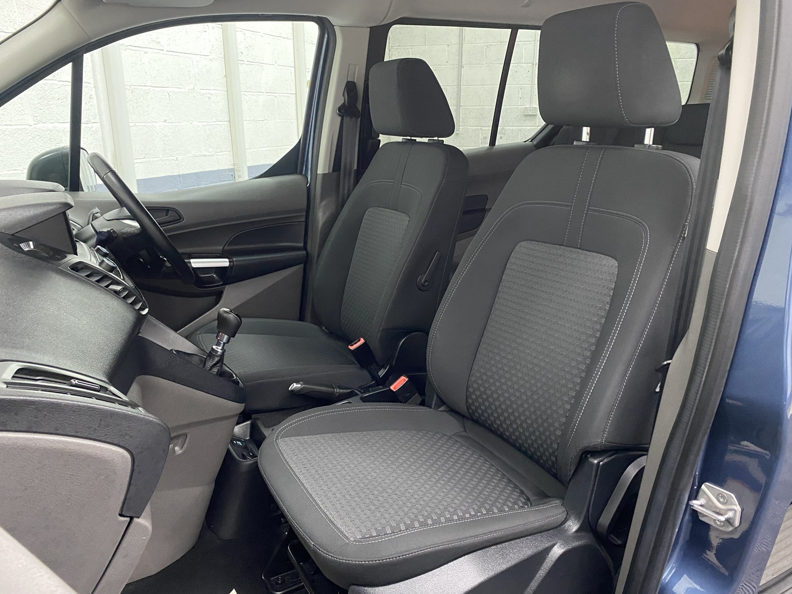 20222 Ford Grand Tourneo Connect Front Seats with grey upholstery SG22 OKT