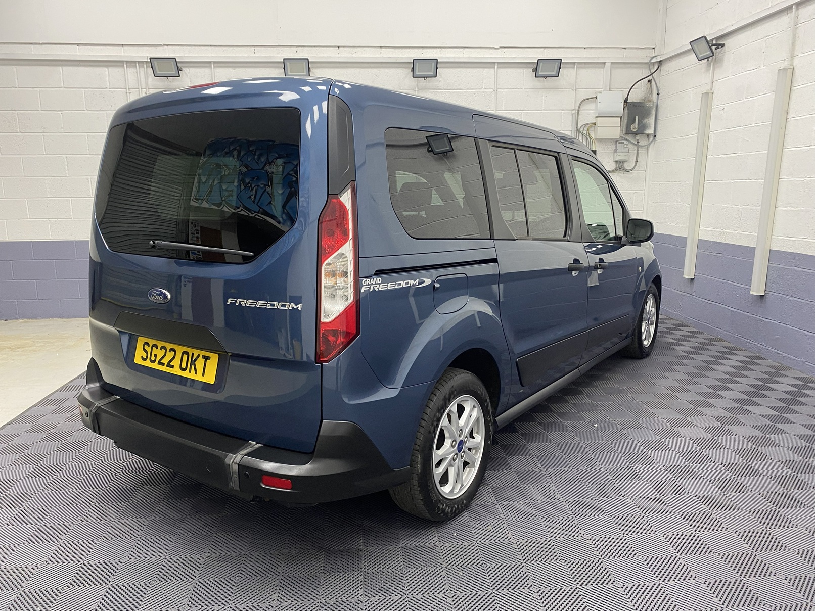 Blue Ford Grand Tourneo Connect Zetec off side rear three view SG22 OKT
