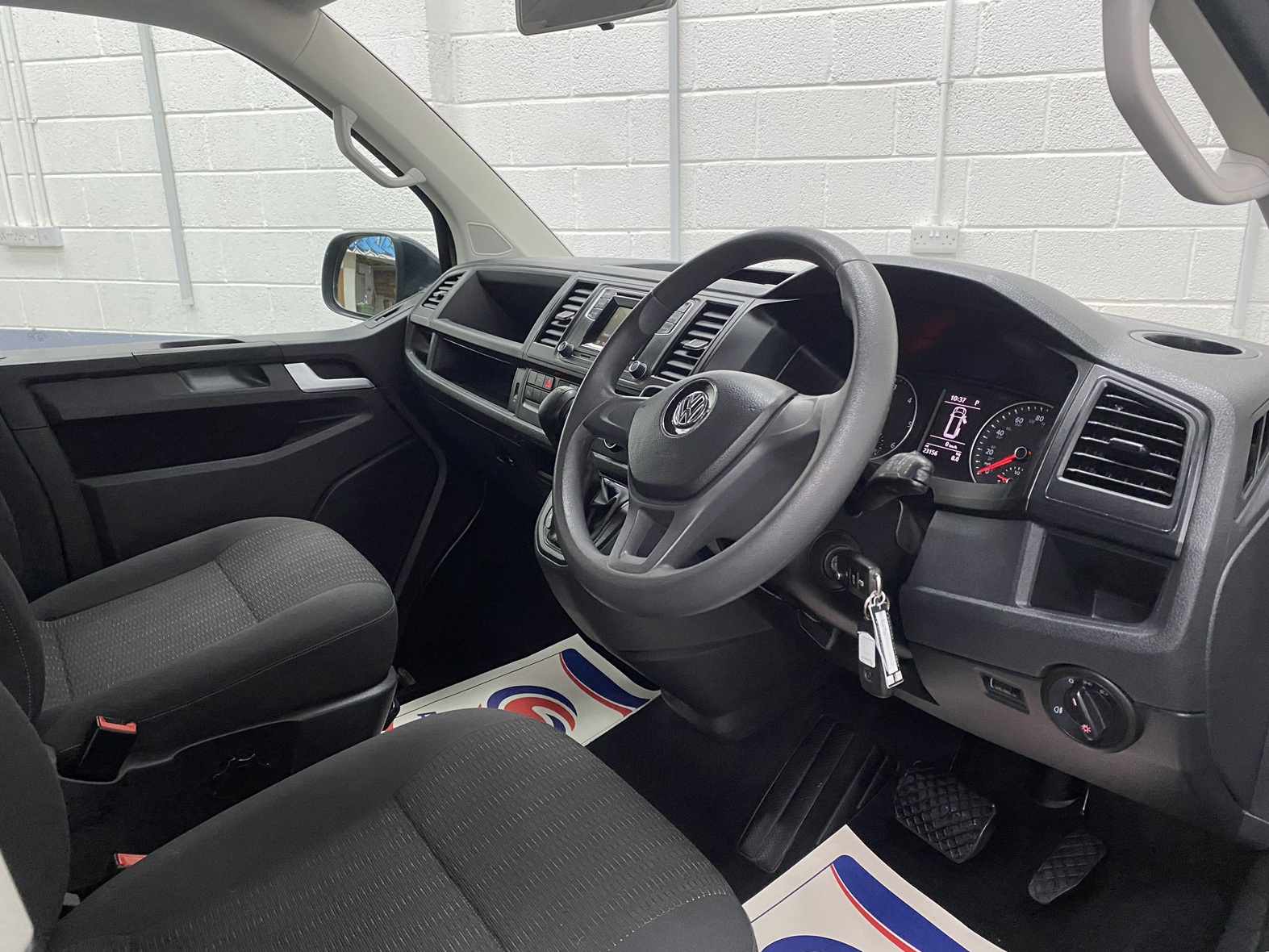 2018 Volkswagen Transporter T6 steering and drivers side dashboard YJ68 BMU