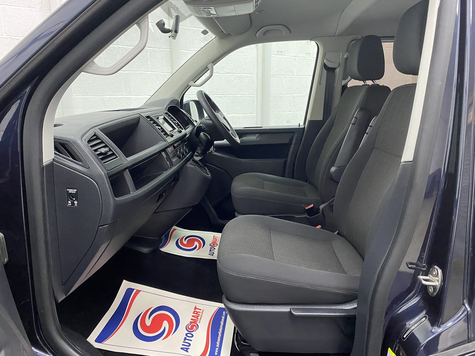 twin single front seats in 2018 Volkswagen Transporter front passengers side YJ68 BMU