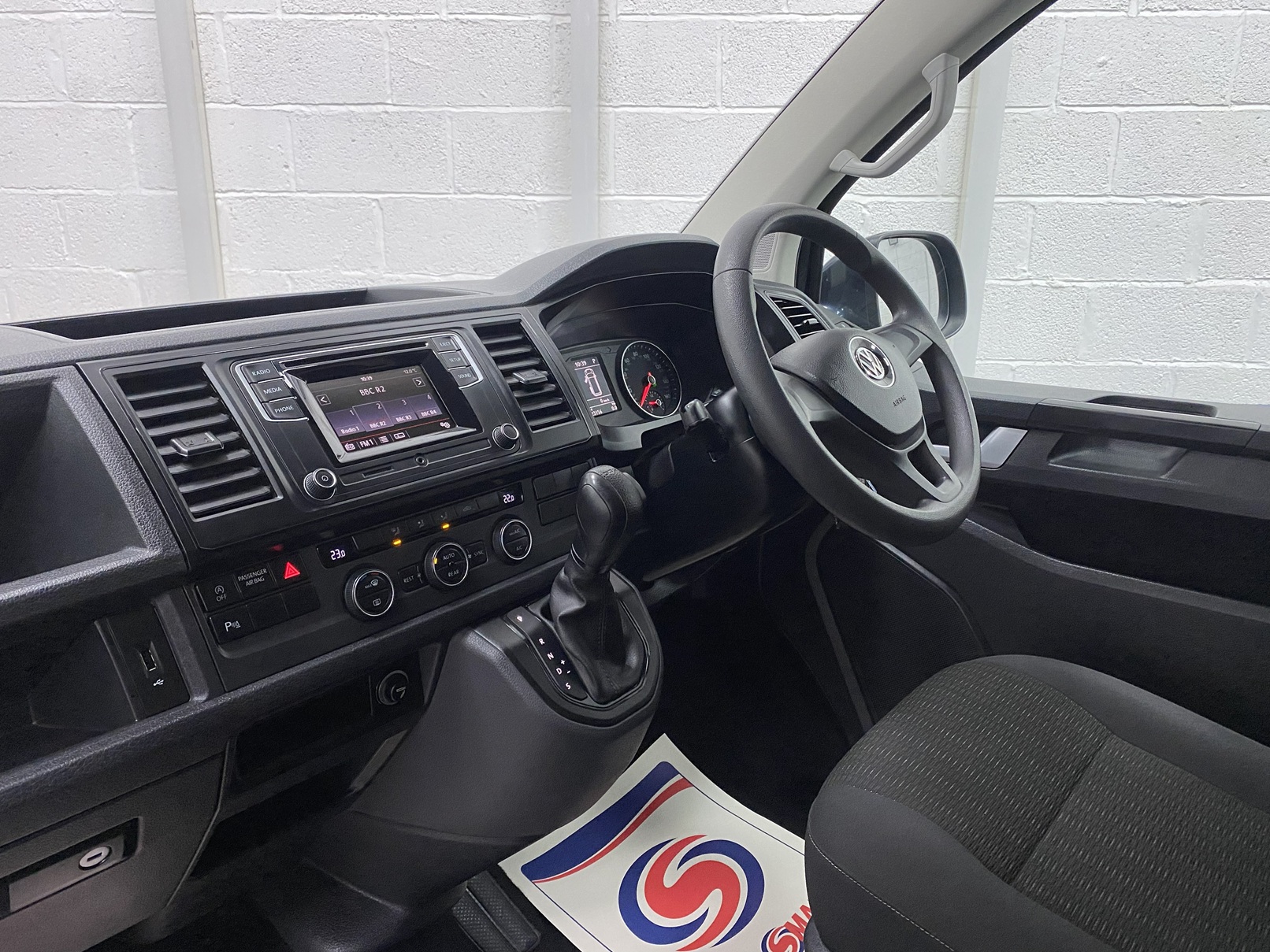 Radio and air conditioning controls in 2018 Volkswagen Transporter T6 YJ68 BMU