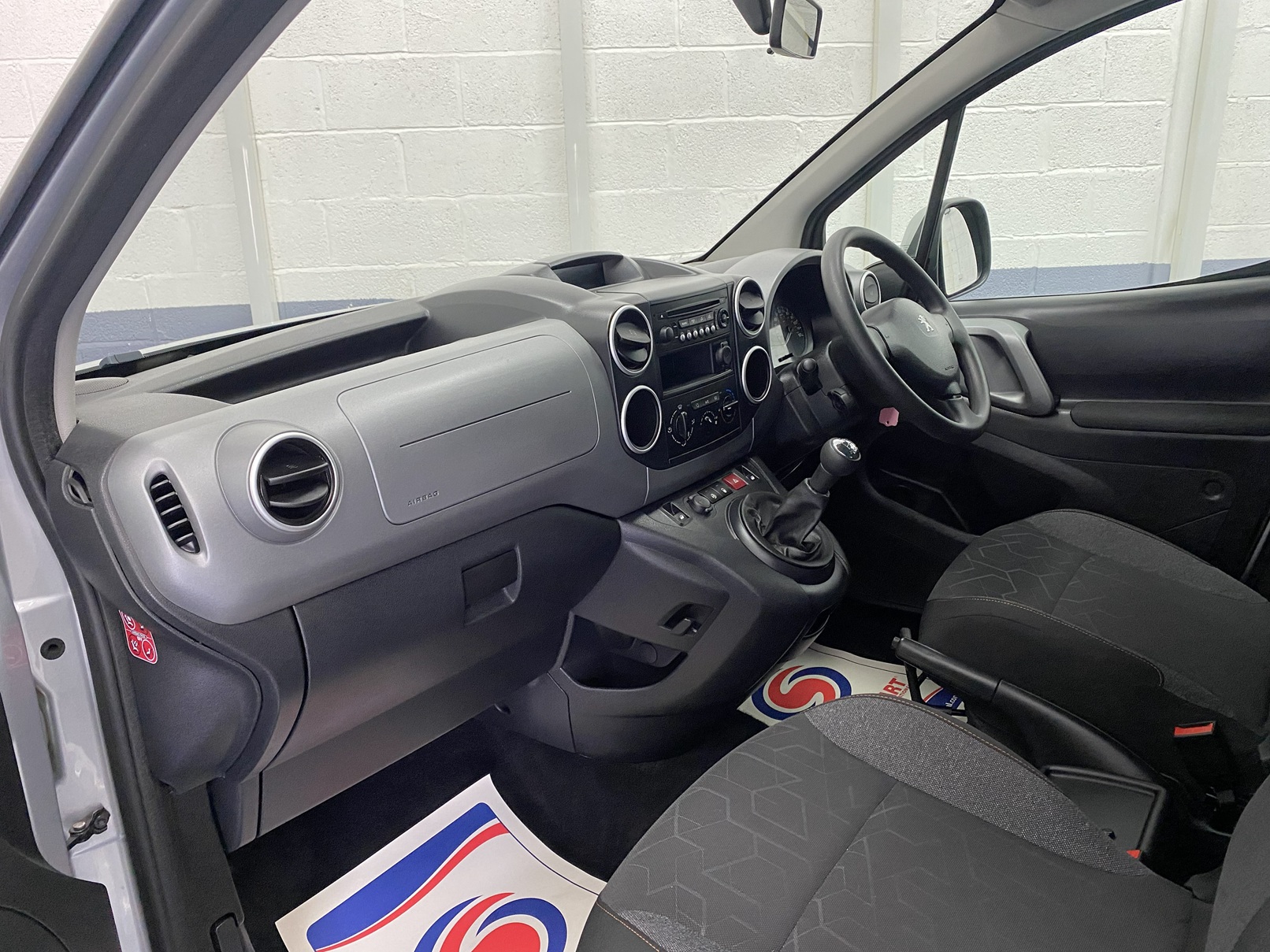 2019 Peugeot Partner Tepee dashboard from passenger side SF68 FKN