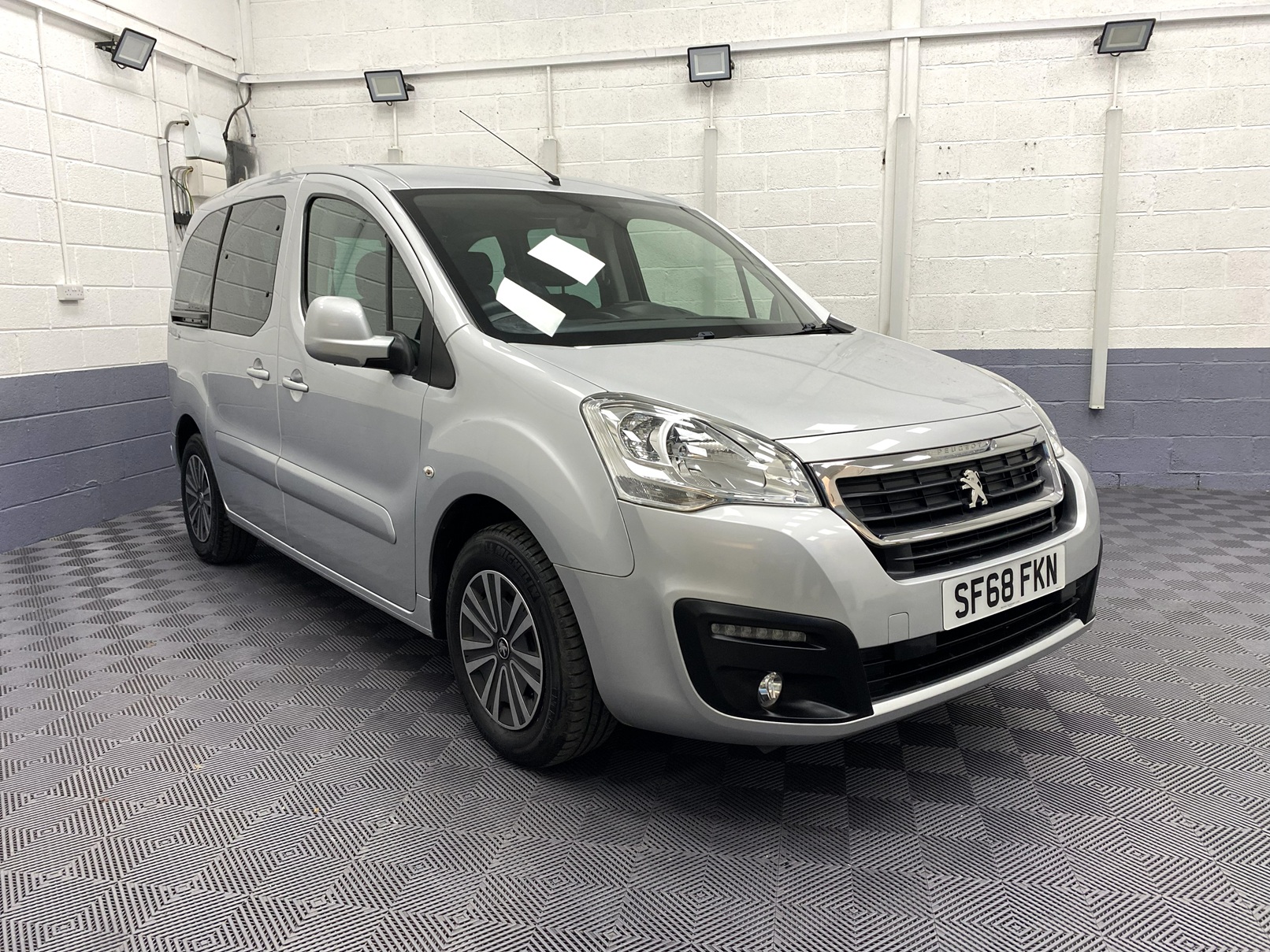 2019 Silver Peugeot Partner front quarter view SF68 FKN