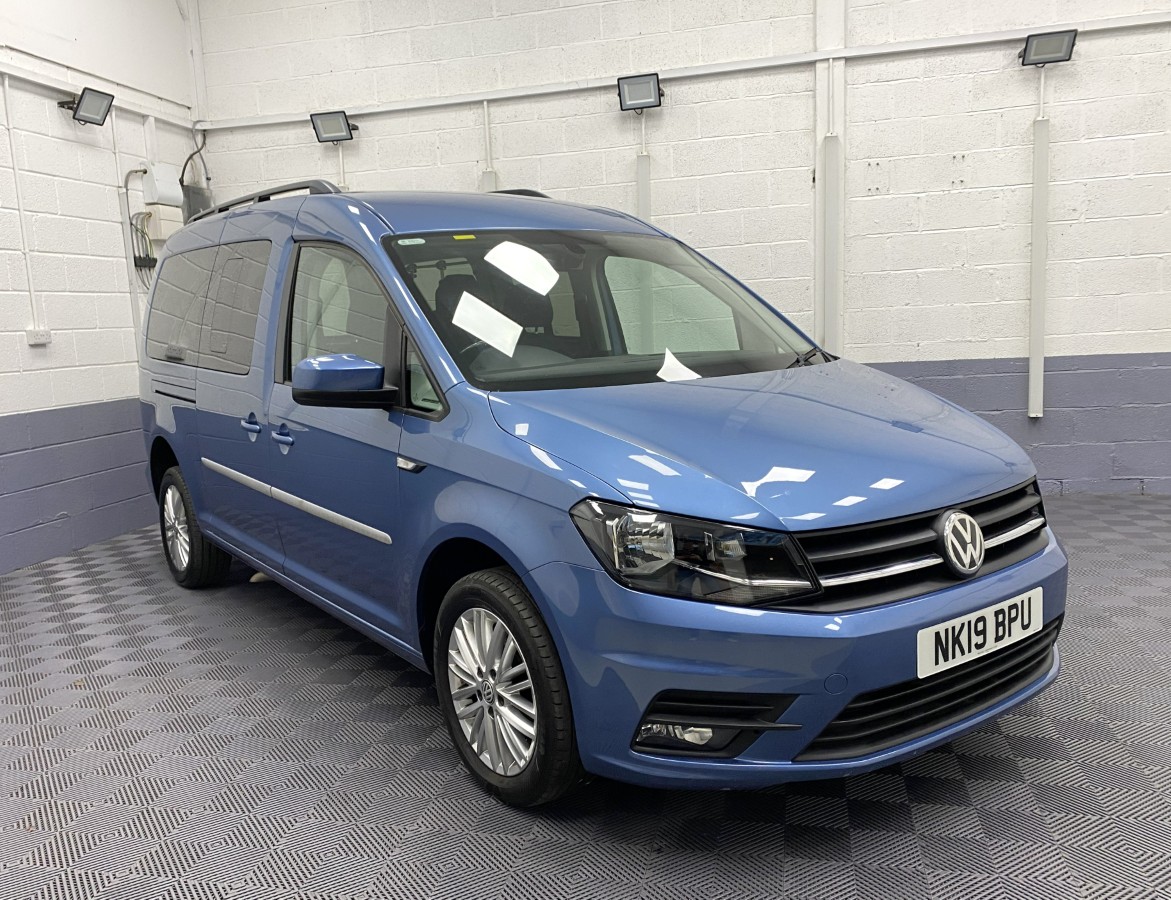 2019 Volkswagen Caddy Maxi front three quarter view NK19BPU
