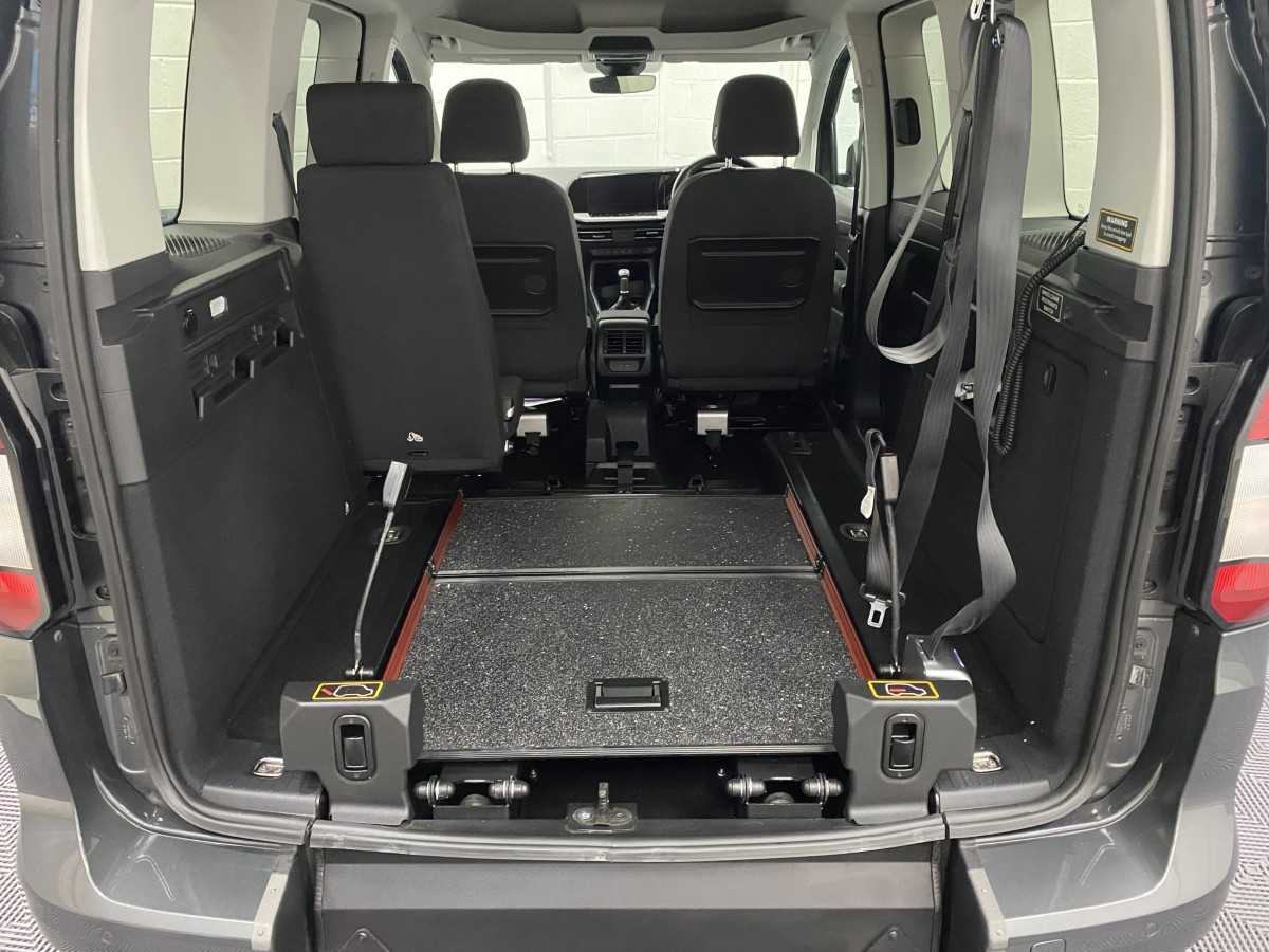 2023 Ford Tourneo Connect rear wheelchair ramp in fold flat position SD73NUV