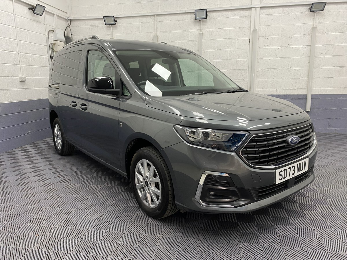 2023 Ford Tourneo Connect front three quarter view drivers side SD73NUV
