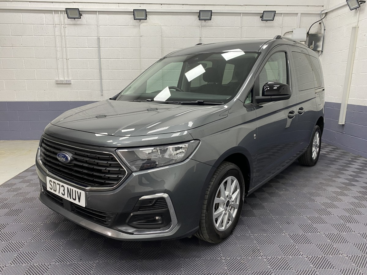 2023 Ford Tourneo Connect front three quarter view SD73NUV
