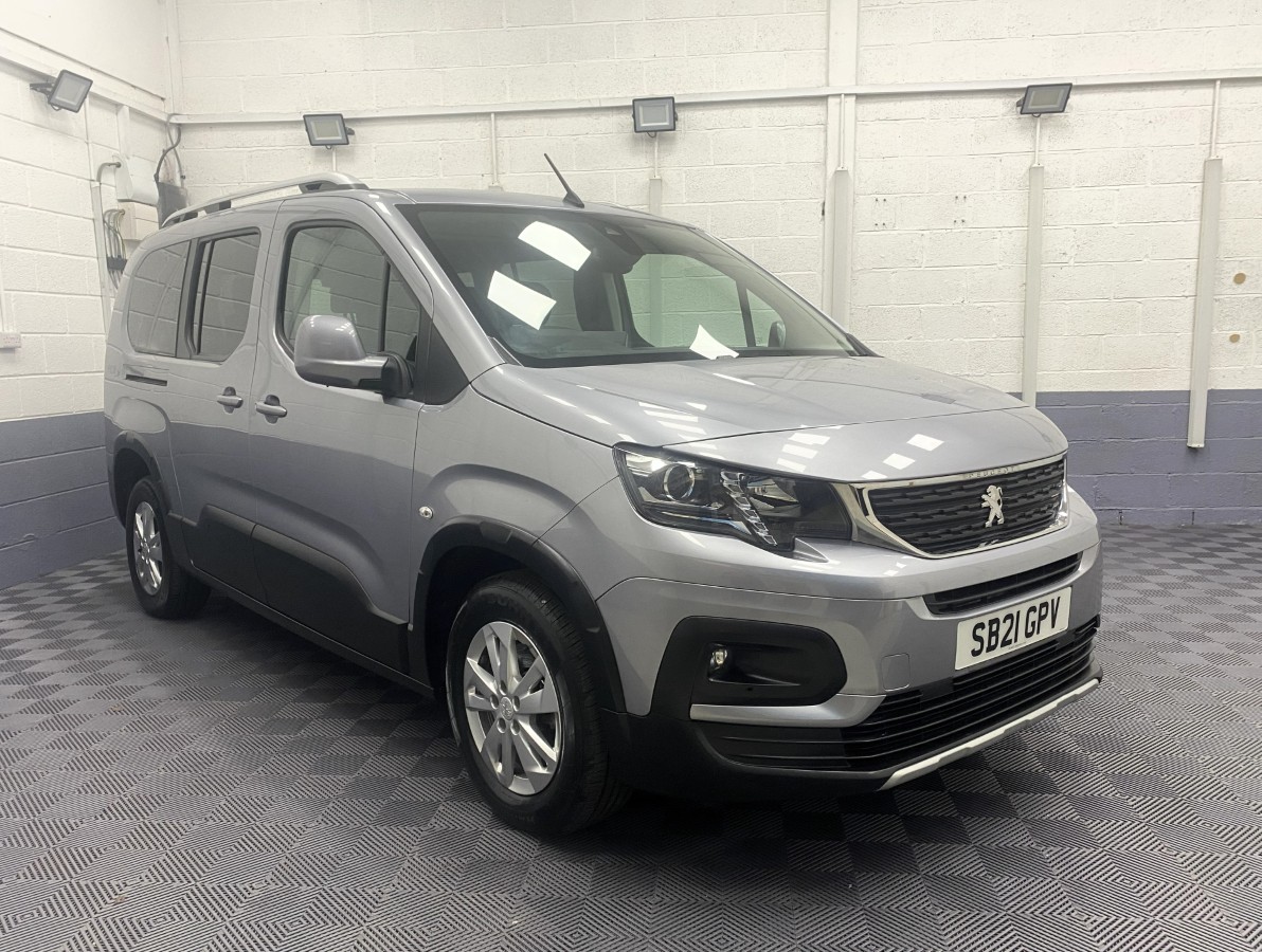 2021 Peugeot Rifter Long Wheelbase front three quarter view SB21GPV