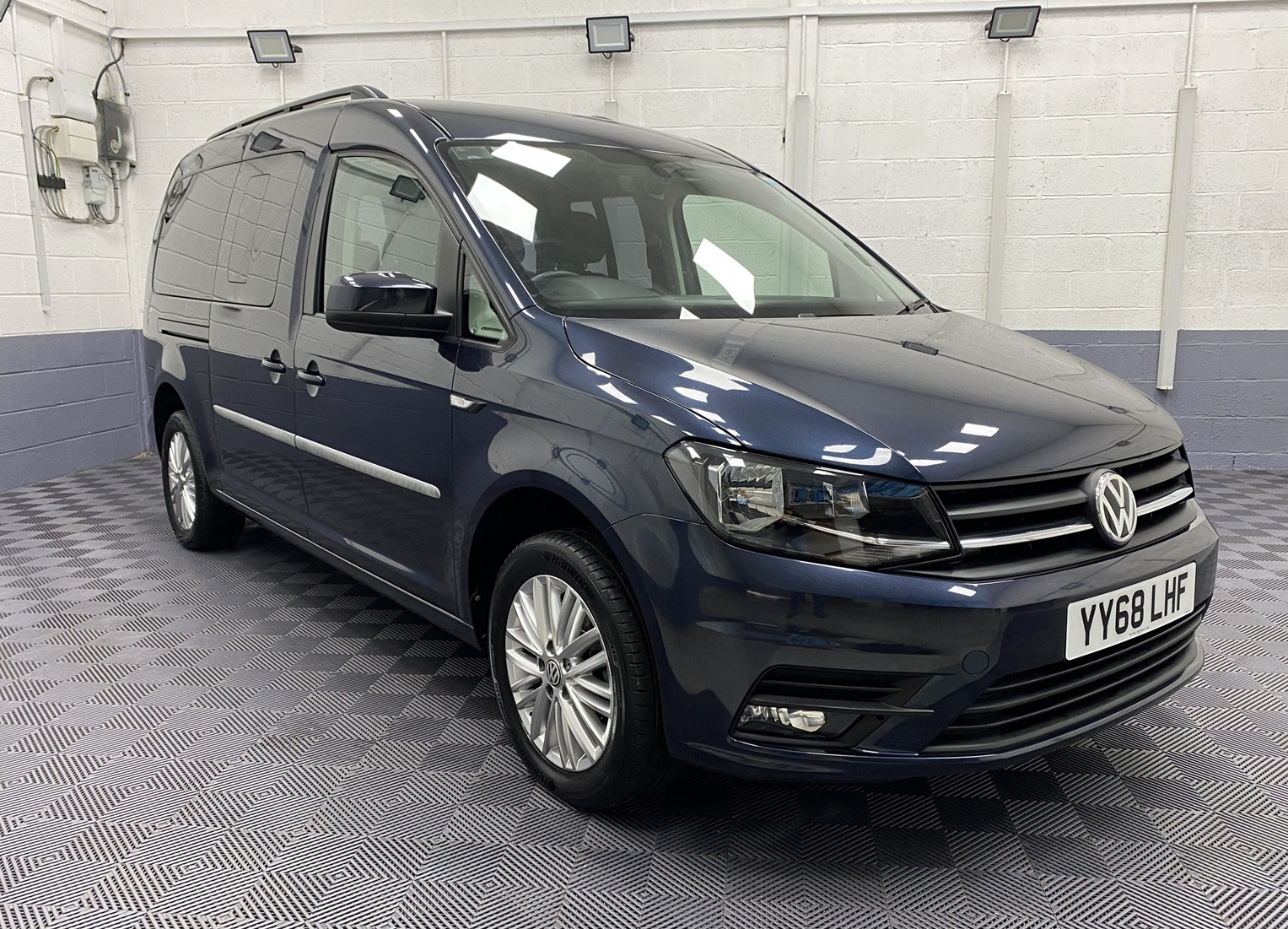 2018 Volkswagen Caddy Maxi front three quarter view drivers side YY68LHF