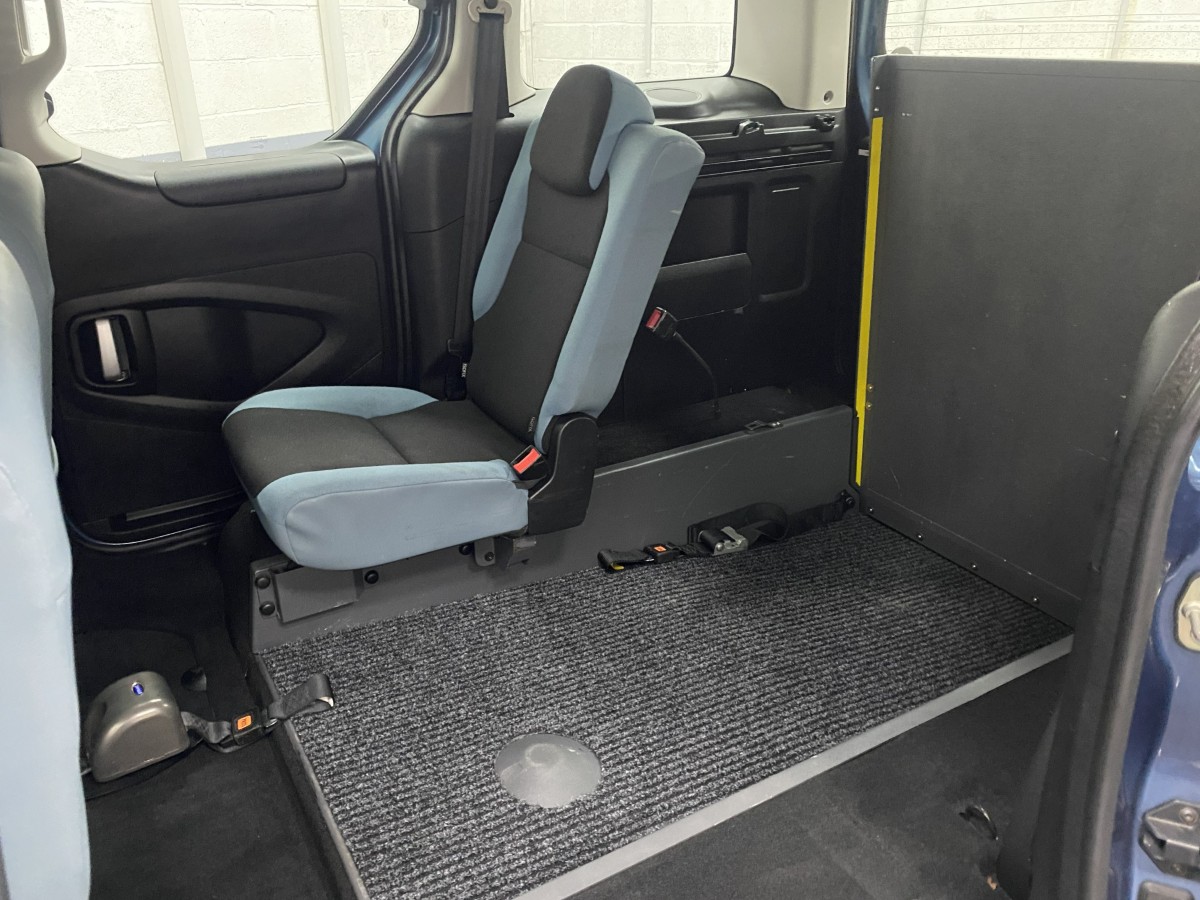 Citroen Berlingo 3 Seat wheelchair accessible vehicle rear single seat and space for wheelchair passenger WA64JEU