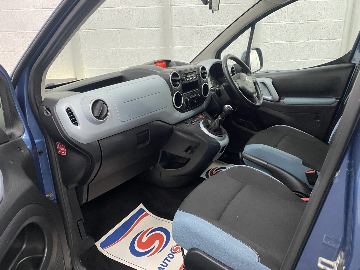 Citroen Berlingo dashboard view front passenger side WA64JEU