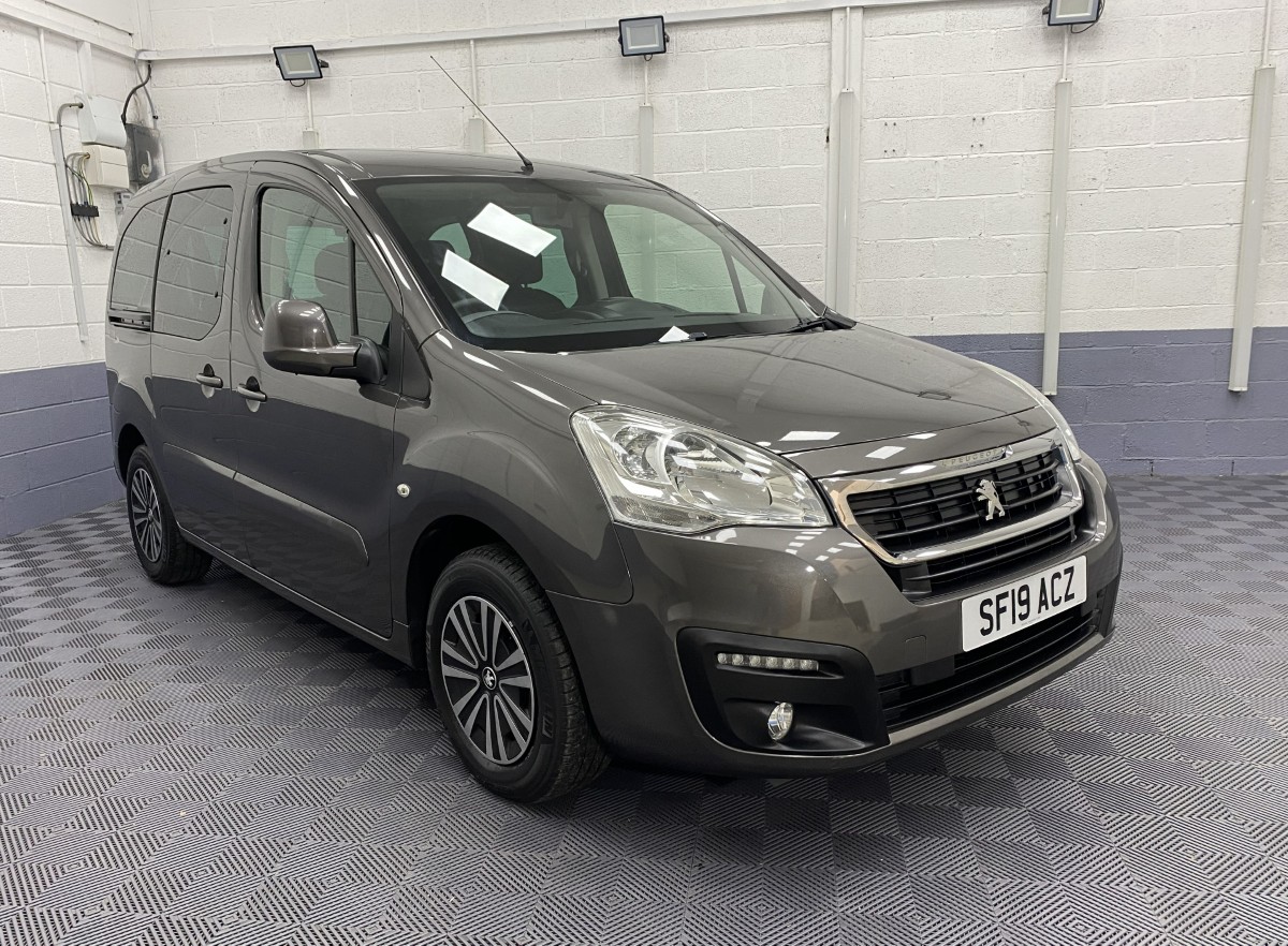 2019 Peugeot Partner Automatic front three quarter view SF19ACZ
