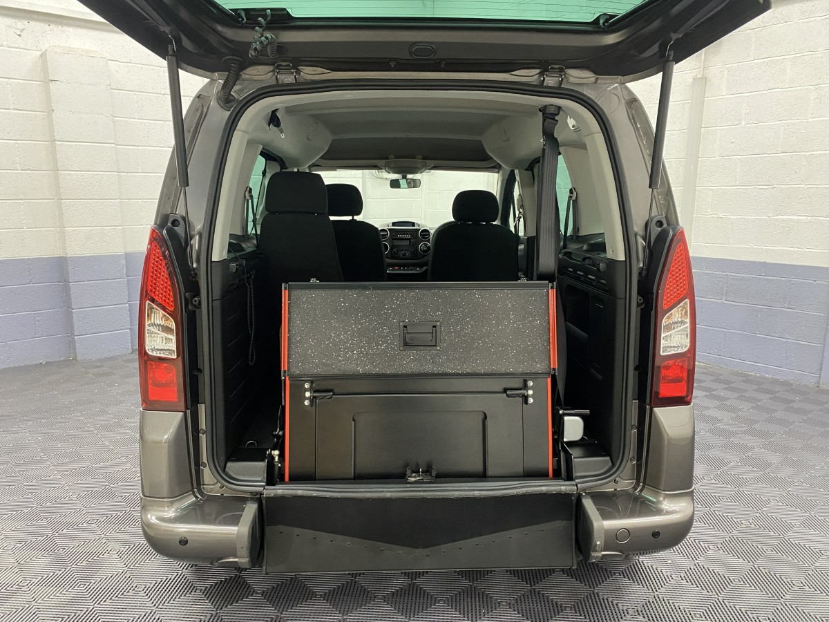 2019 Peugeot Partner Automatic WAV rear wheelchair ramp in stored position SF19ACZ