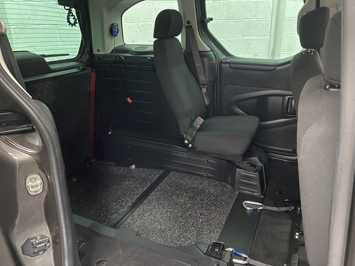 2019 Peugeot Partner Automatic lowered rear floor section in wheelchair area SF19ACZ