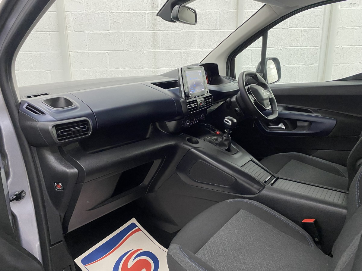 Peugeot Rifter dashboard SG23XYD
