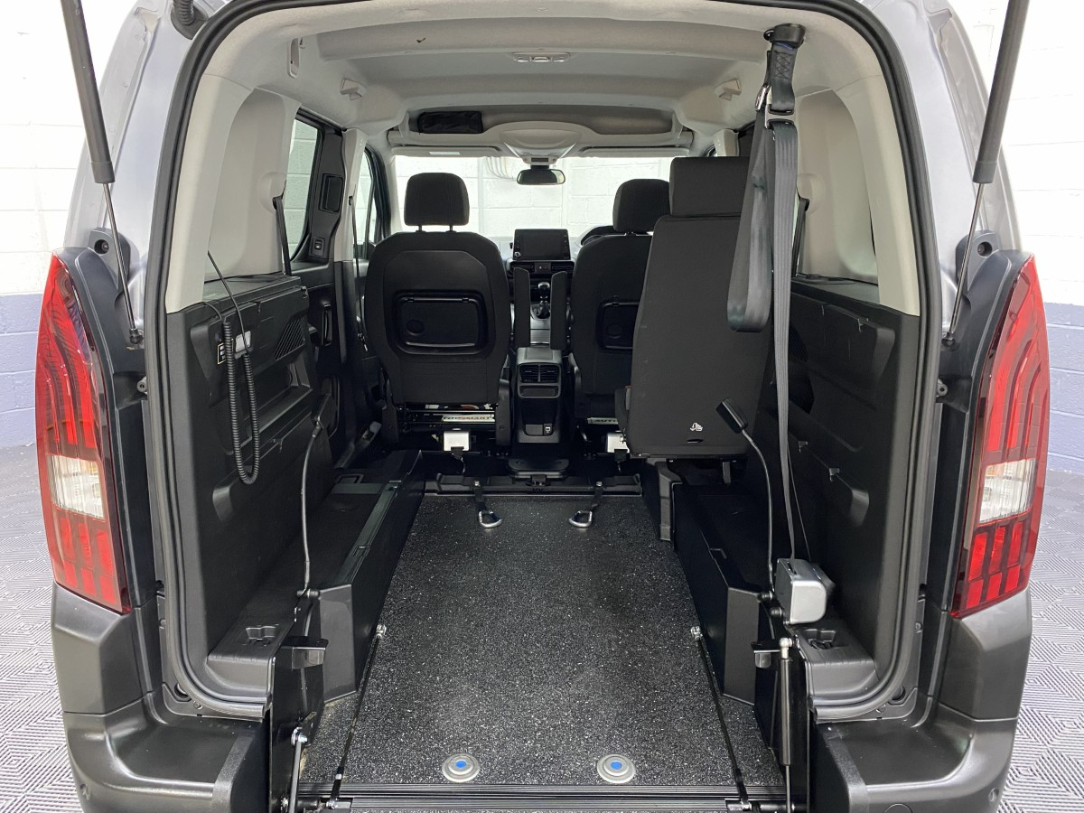 Peugeot Rifter rear wheelchair area and lowered floor section SG23XYD