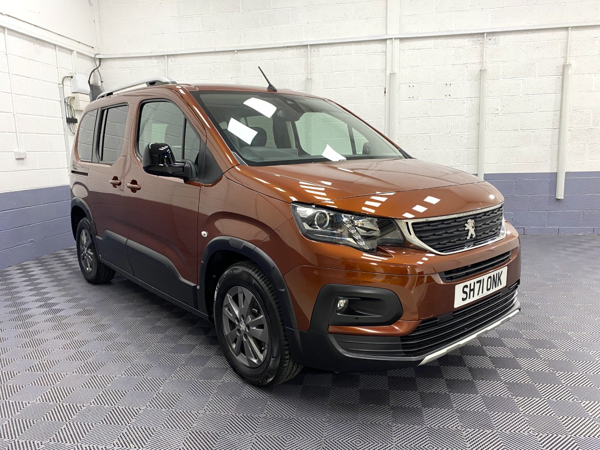 Peugeot Rifter 1.5 Blue HDi Front Three Quarter View SH71ONK