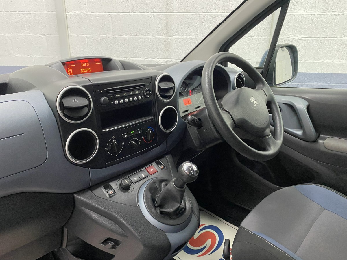 2014 Peugeot Partner wheelchair accessible vehicle Radio CD Player and Air conditioning controls SF64FNS
