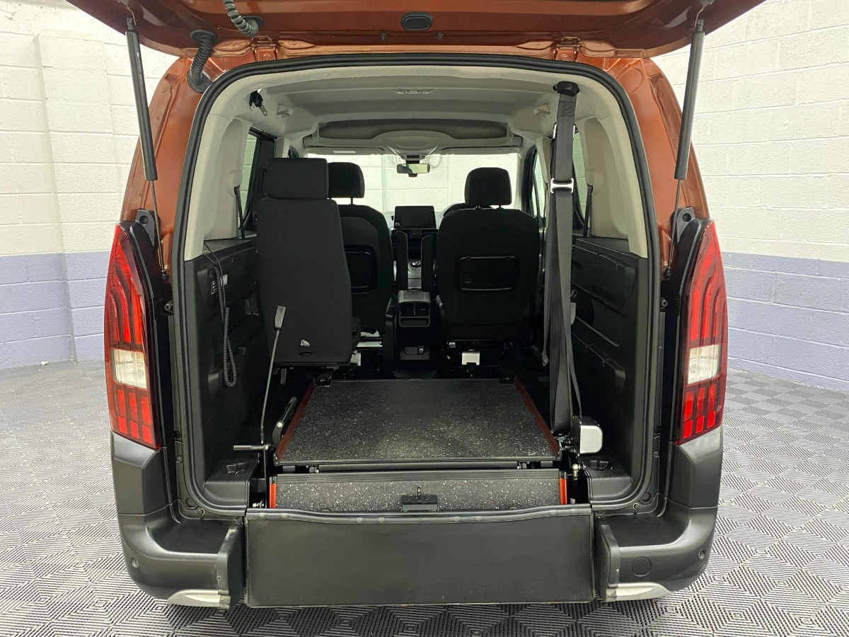 Peugeot Rifter Automatic rear wheelchair ramp in the fold flat position SF19CCU