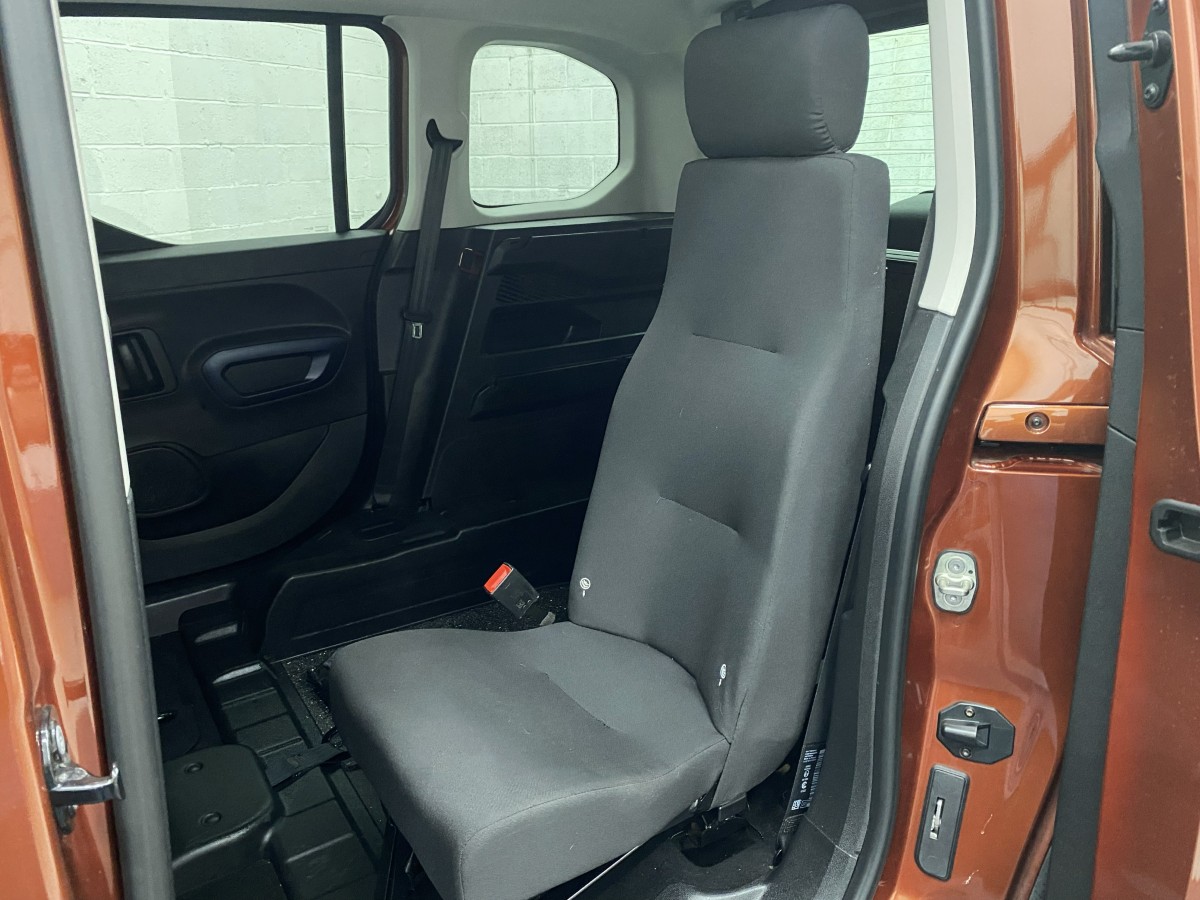 single rear seat in wheelchair accessible Peugeot Rifter Auto SF19 CCU