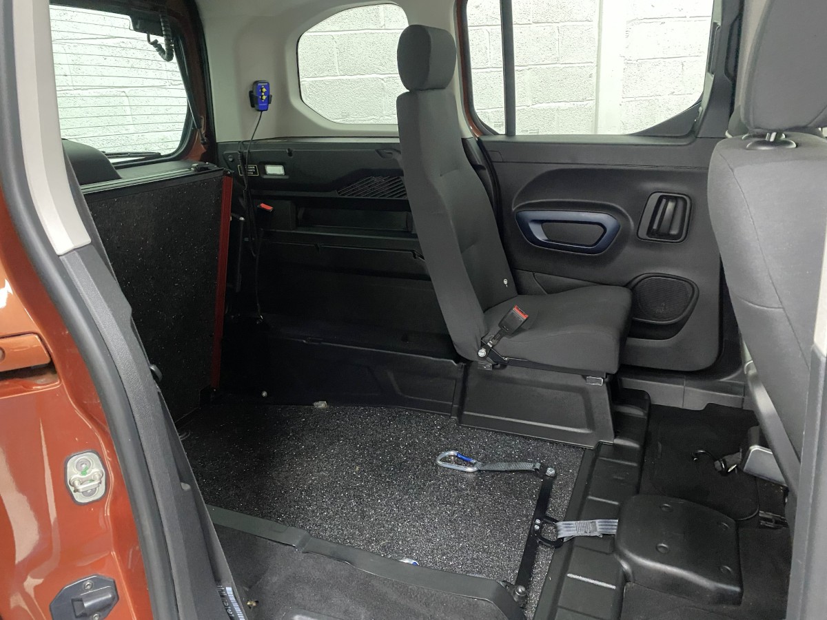 Peugeot Rifter Automatic rear wheelchair area and single rear seat SF19CCU