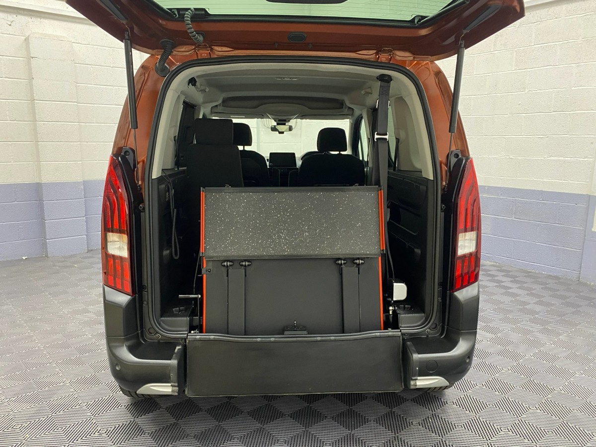 Wheelchair accessible Peugeot Rifter Automatic rear wheelchair ramp in the stored position SF19CCU