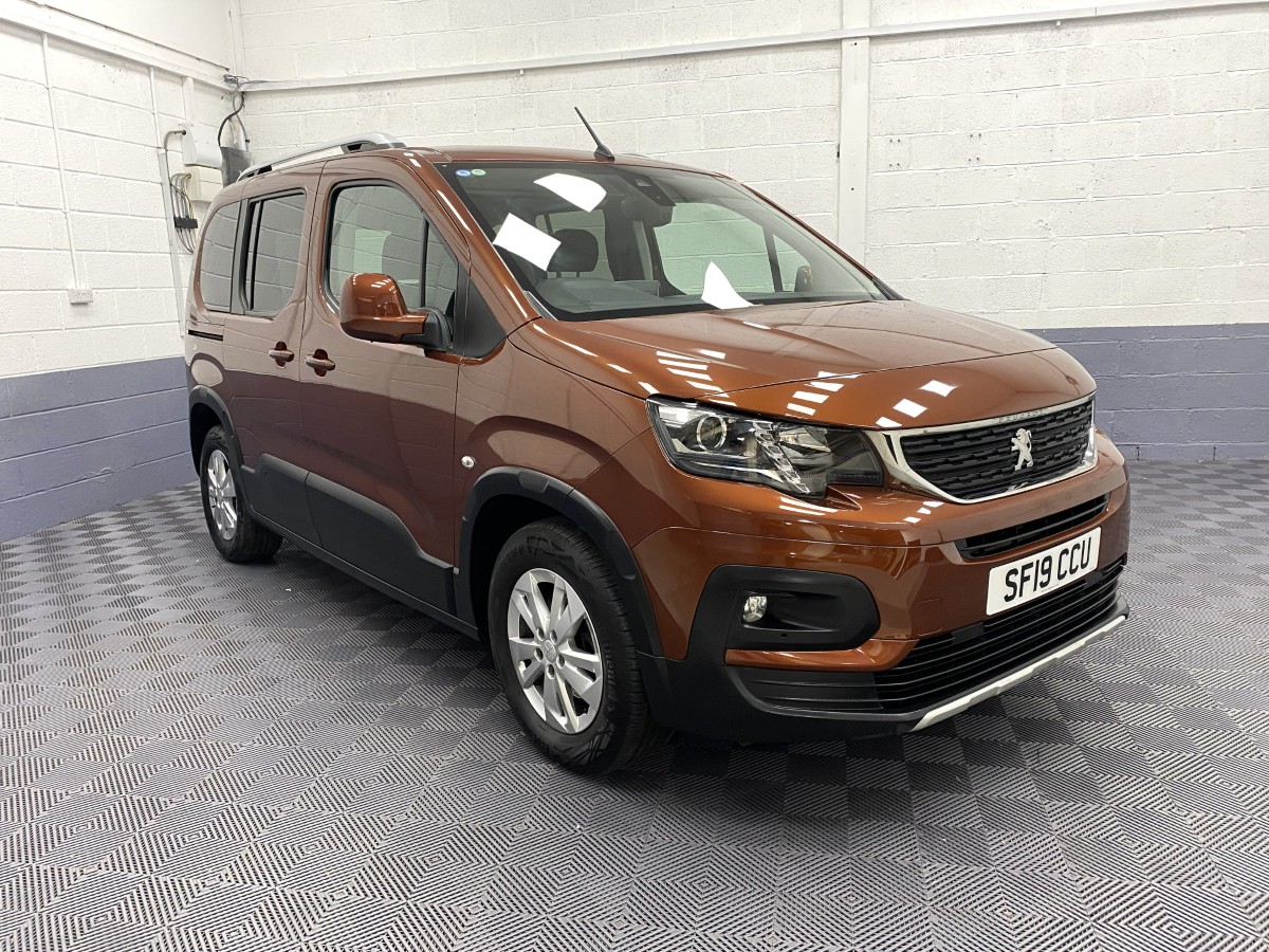 wheelchair accessible Peugeot Rifter Automatic front three quarter view SF19CCU