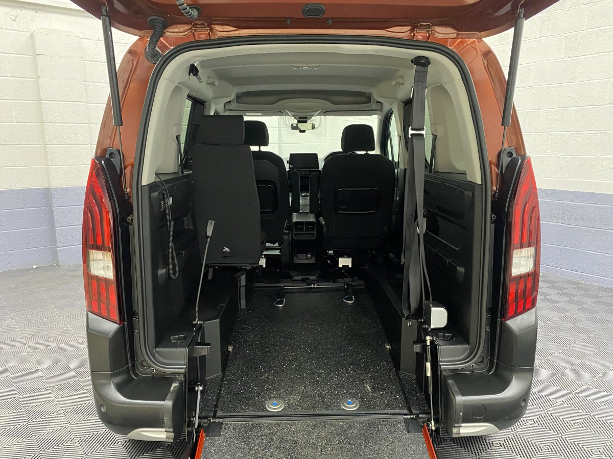 Peugeot Rifter Automatic rear wheelchair area and lowered floor section SF19CCU
