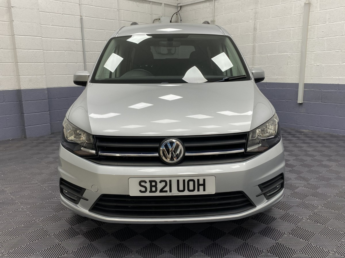 2021 Volkswagen Caddy Maxi front view SB21UOH