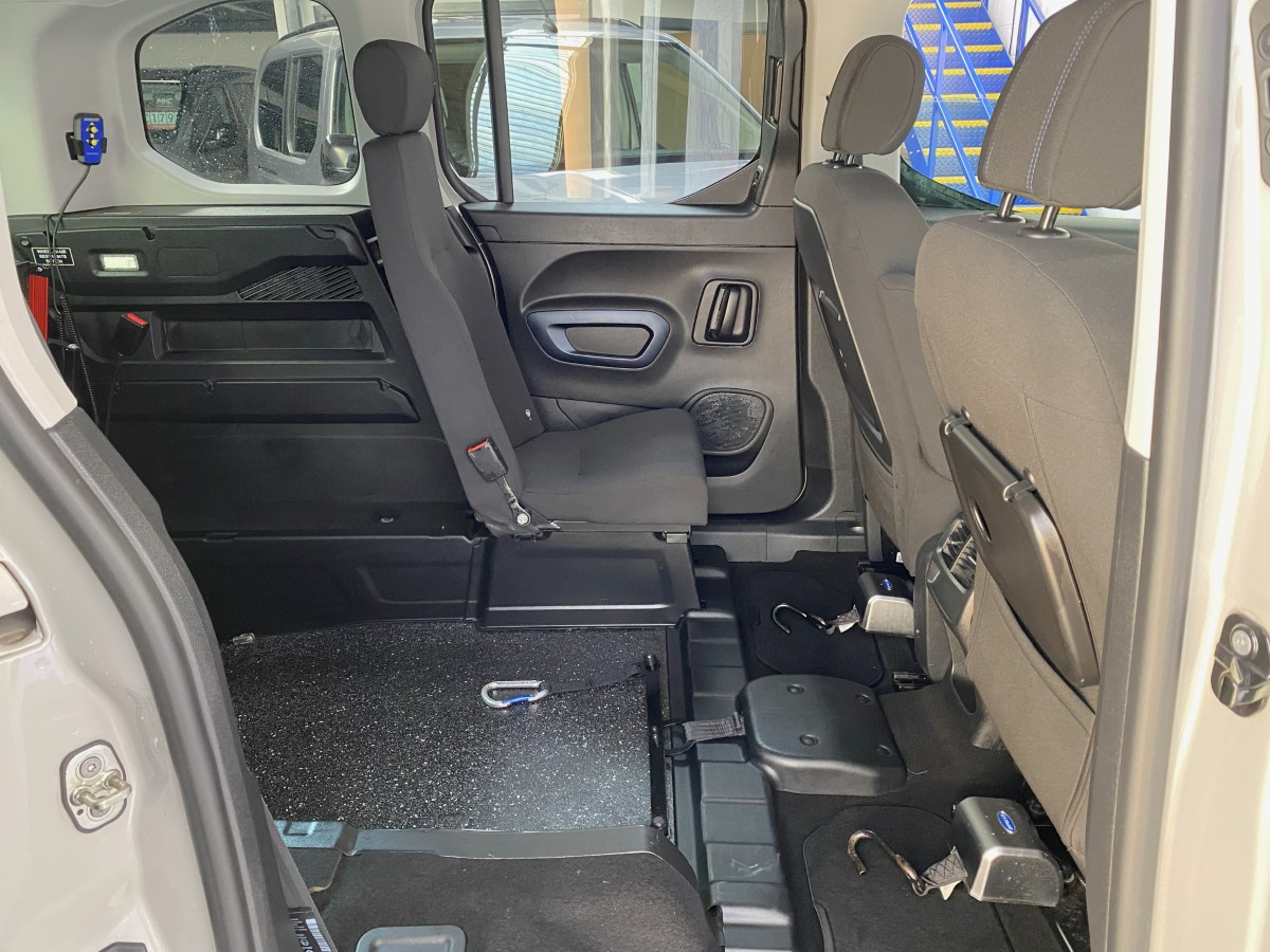 Single rear seat and front wheelchair restraints fitted in a Peugeot Rifter WAV SF69 HMG