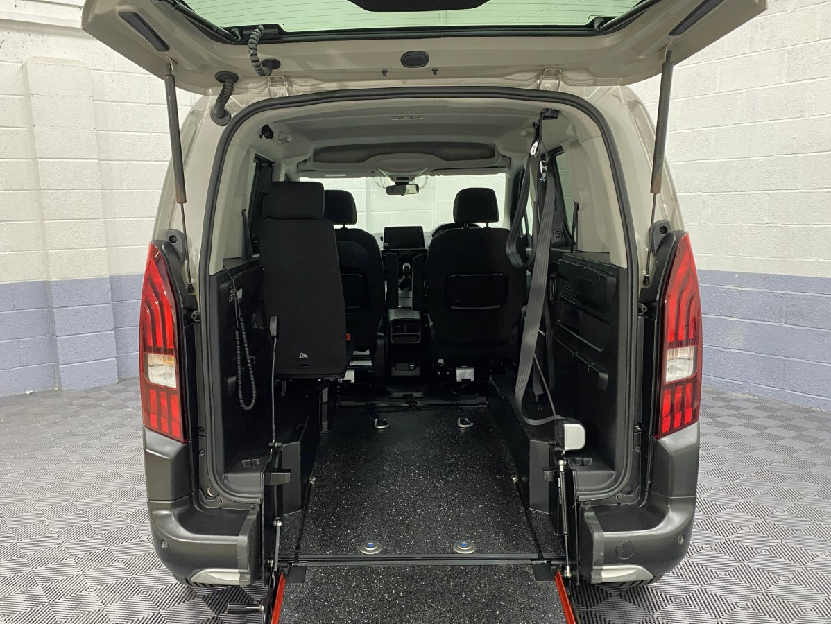 The rear wheelchair space on a Peugeot Rifter SF69HMG