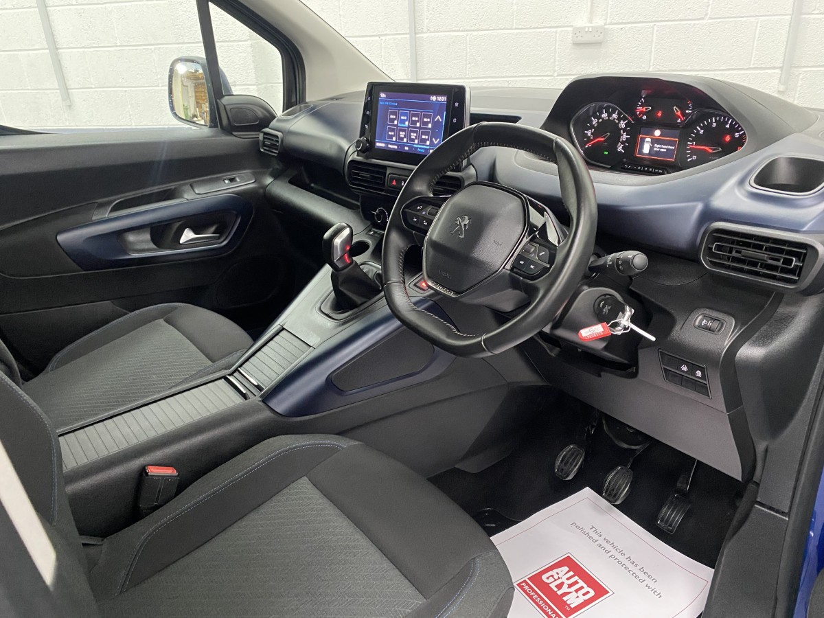 Peugeot Rifter Horizon dashboard view SF69 FWS