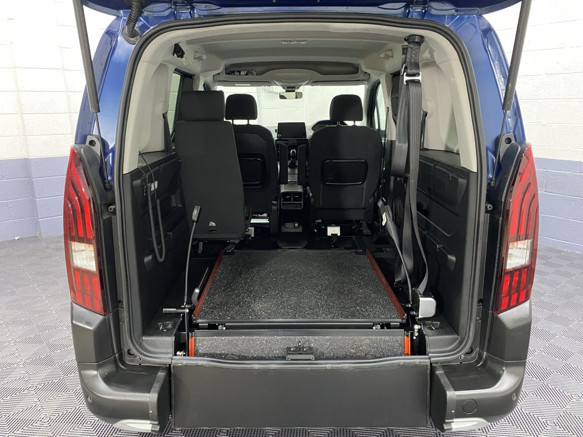 Peugeot Rifter Horizon rear ramp in the fold flat position SF69 FWS